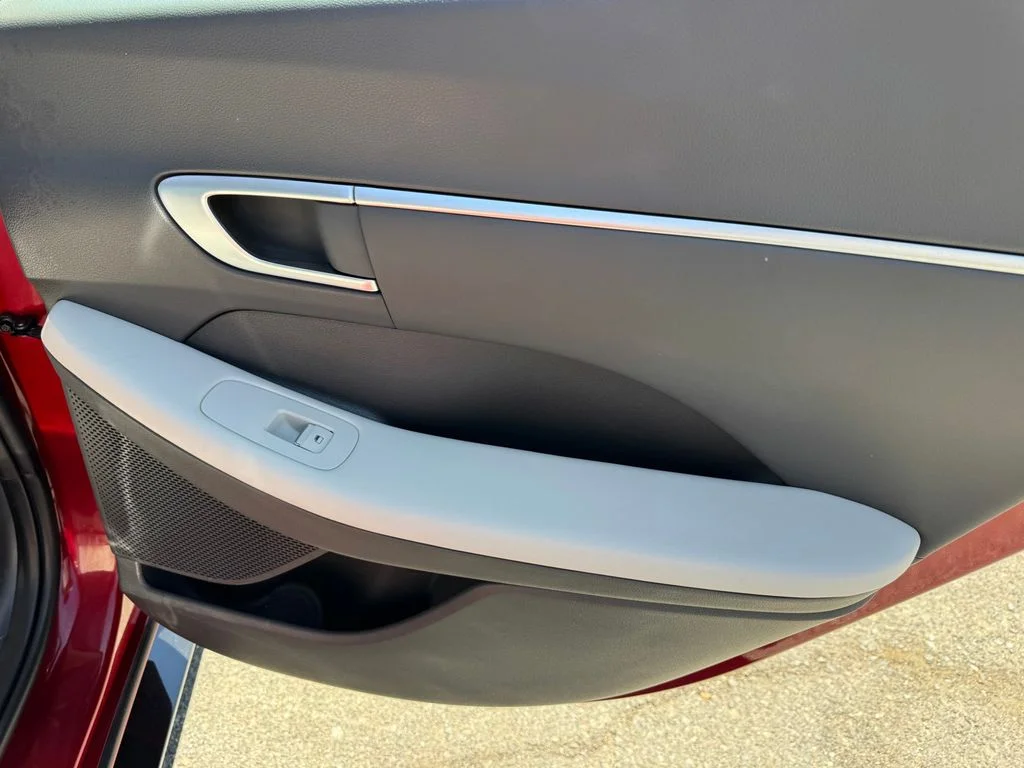 Used 2025 Red Hyundai SEL image 9