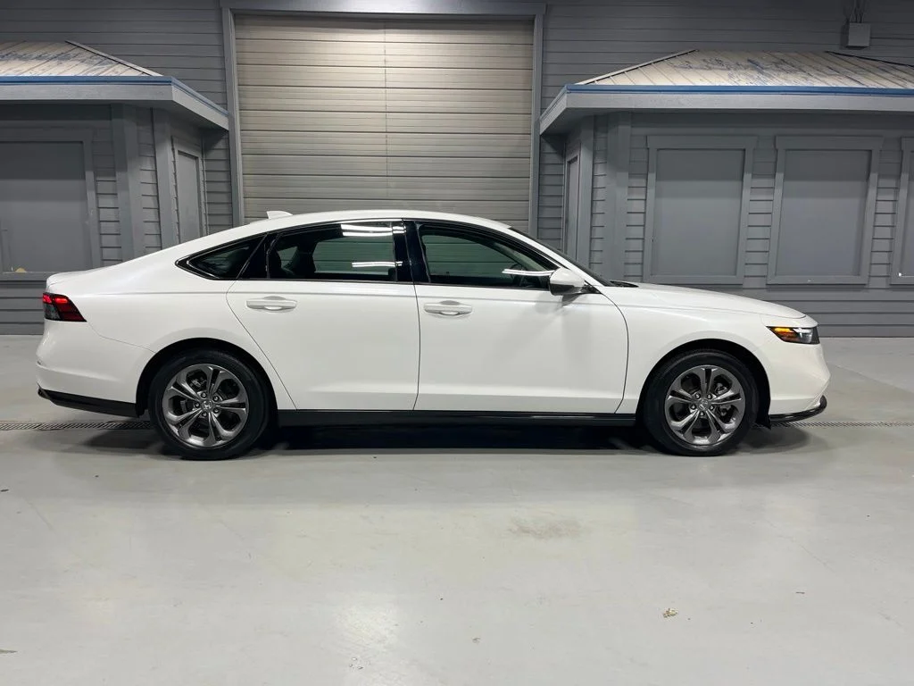 Certified Used 2023 Platinum White Pearl Honda EX-L image 8