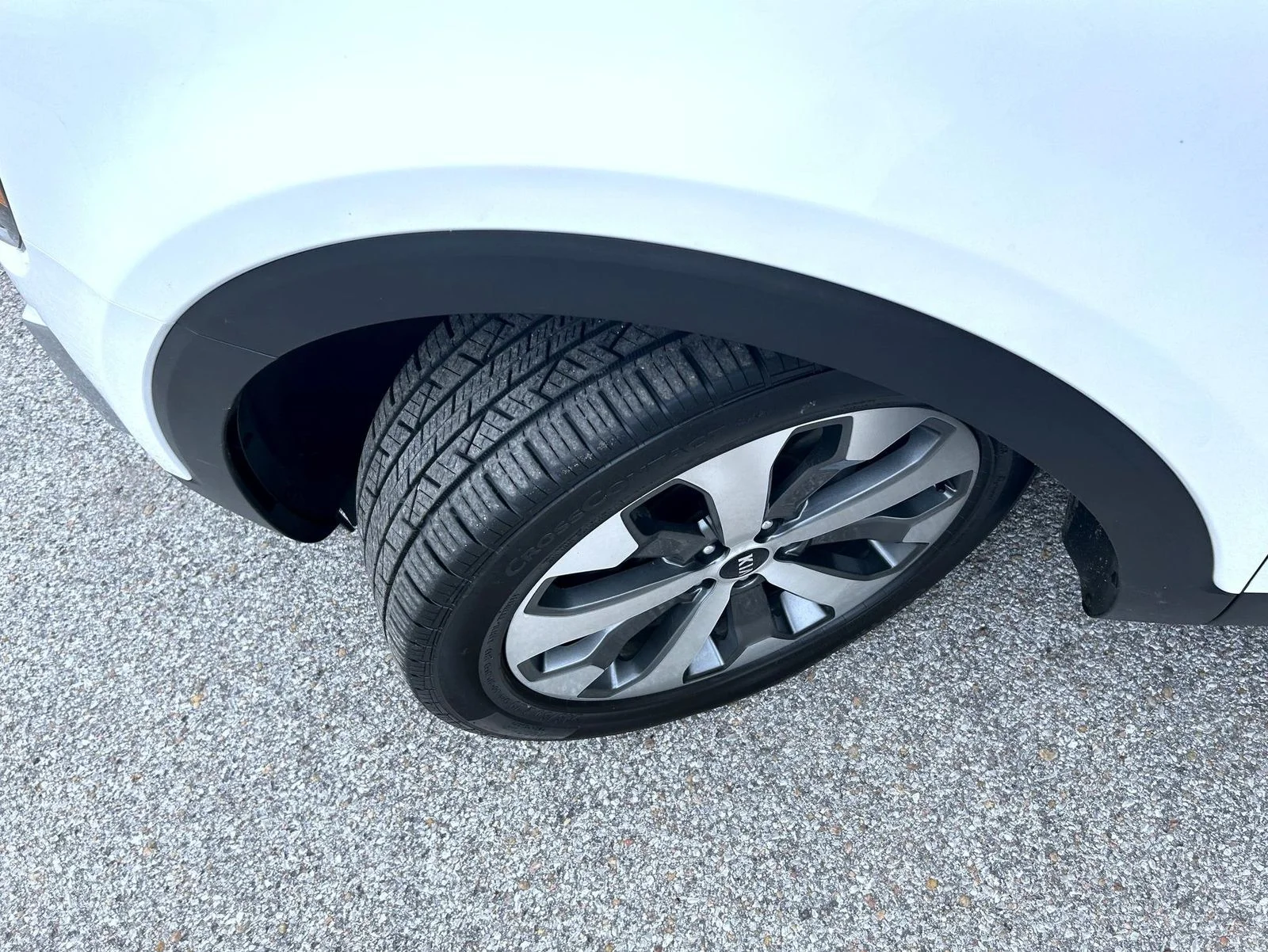 Used 2020 White Kia S image 25