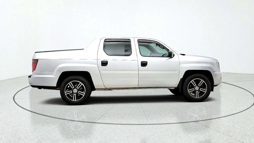 Used 2013 Alabaster Silver Metallic Honda 4WD Crew Cab Sport image 4