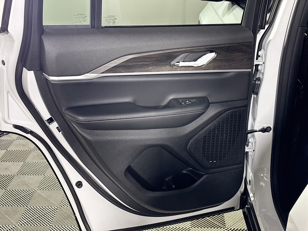New 2026 Bright White Clear-Coat Exterior Paint Jeep Altitude image 20