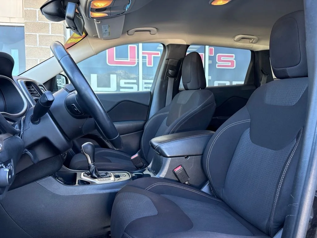 Used 2016 Black Jeep Latitude image 11