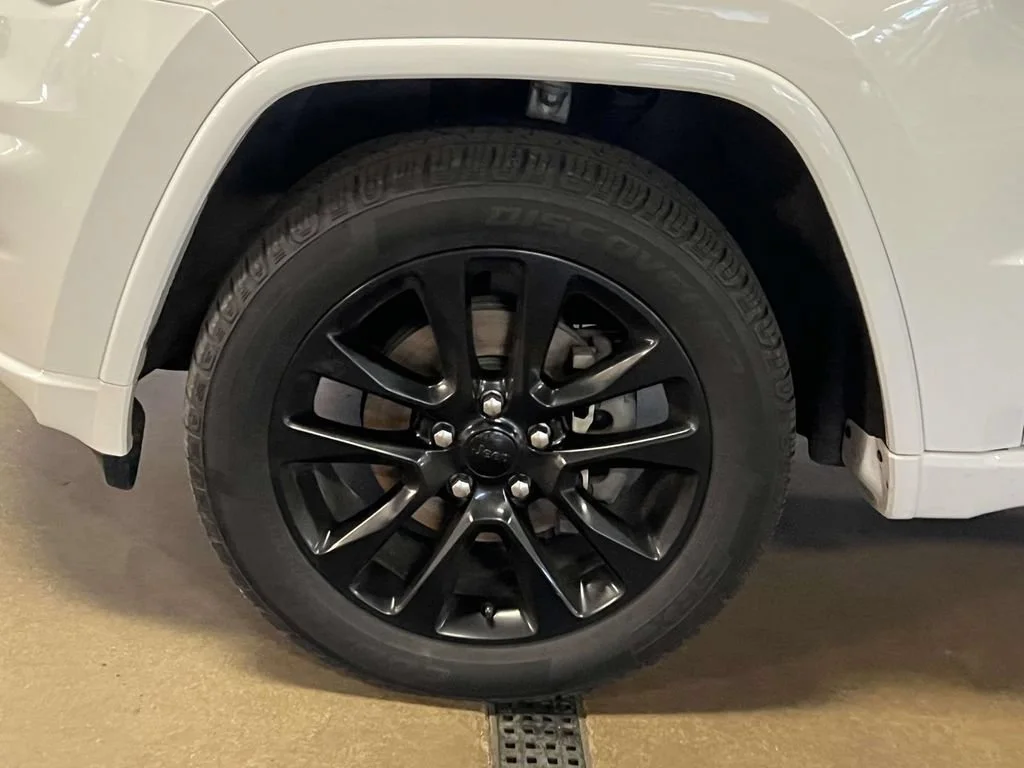 Used 2018 White Jeep Altitude 4x4 image 25