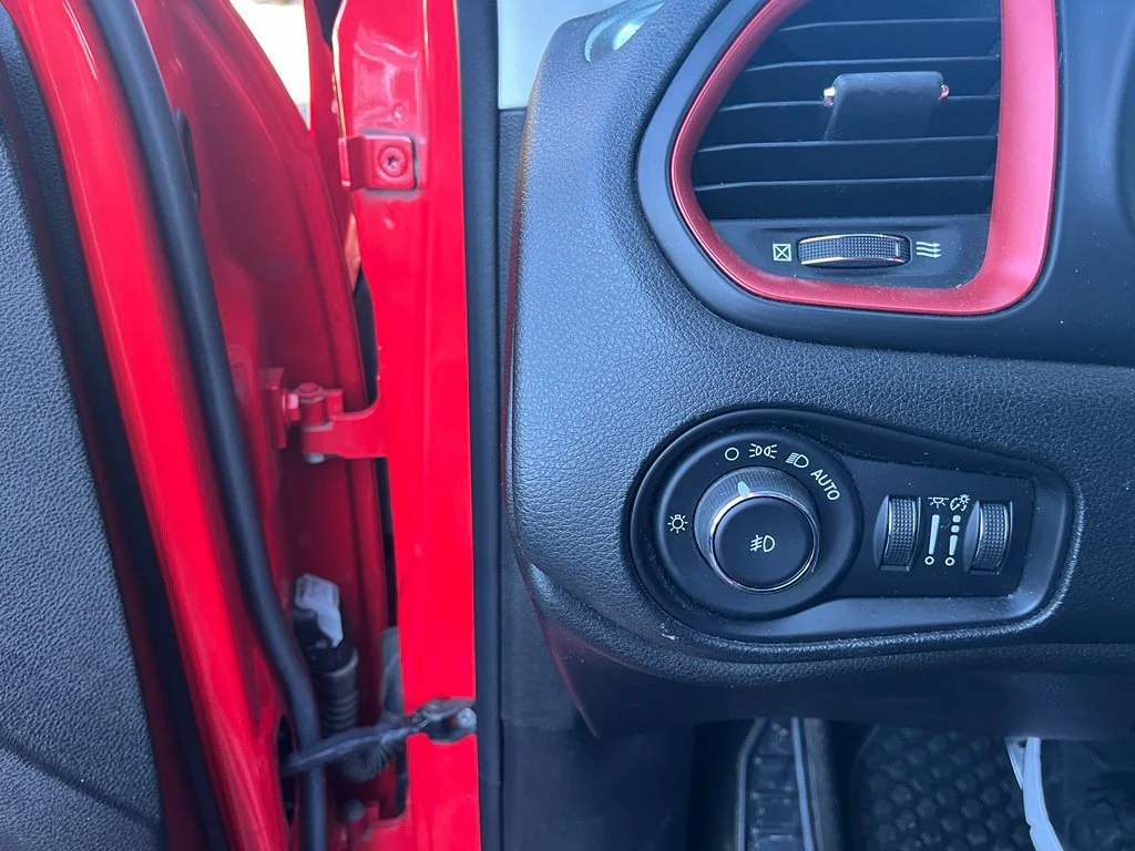 Used 2018 Red Jeep Trailhawk image 11