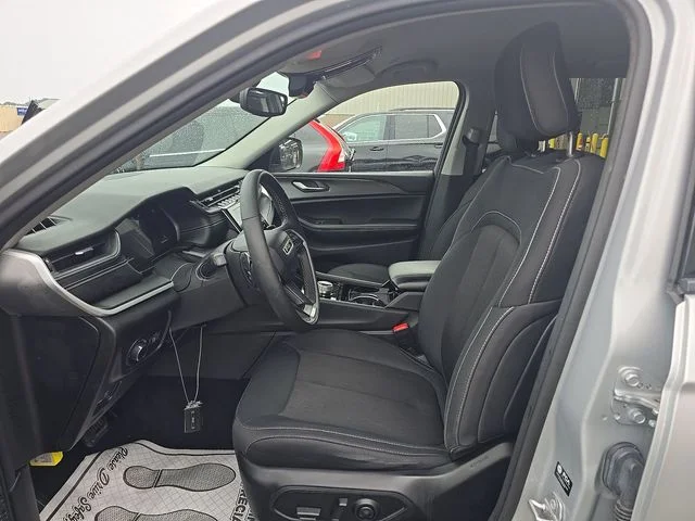 Used 2023 Silver Jeep Laredo image 13