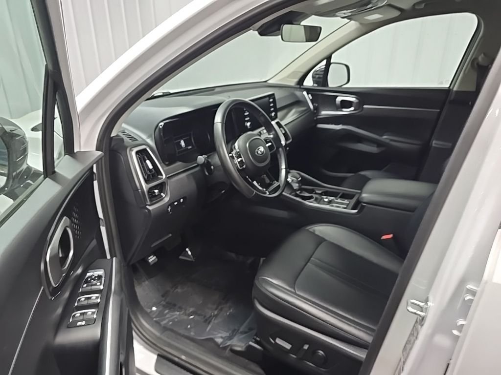 Used 2021 White Kia S image 28