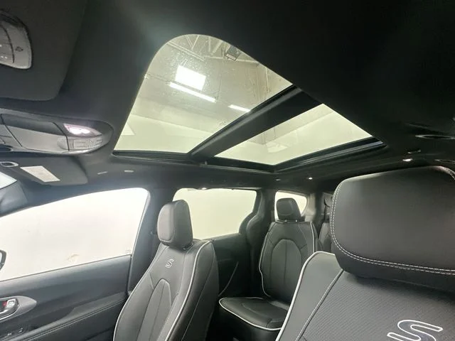 2026 Chrysler Pacifica Limited - Photo 17
