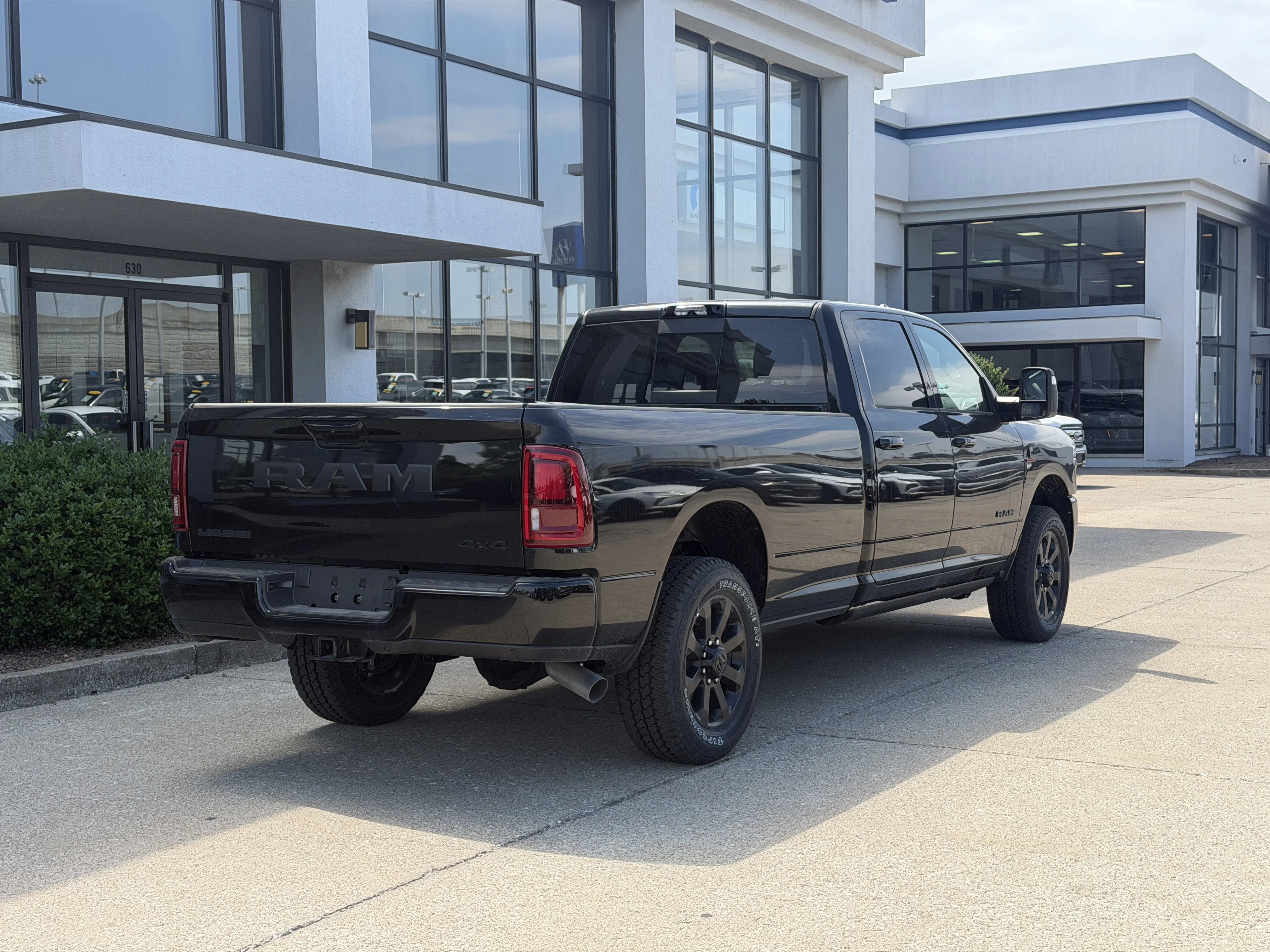 New 2026 Diamond Black Crystal Pearl-Coat Exterior Paint RAM Laramie image 4