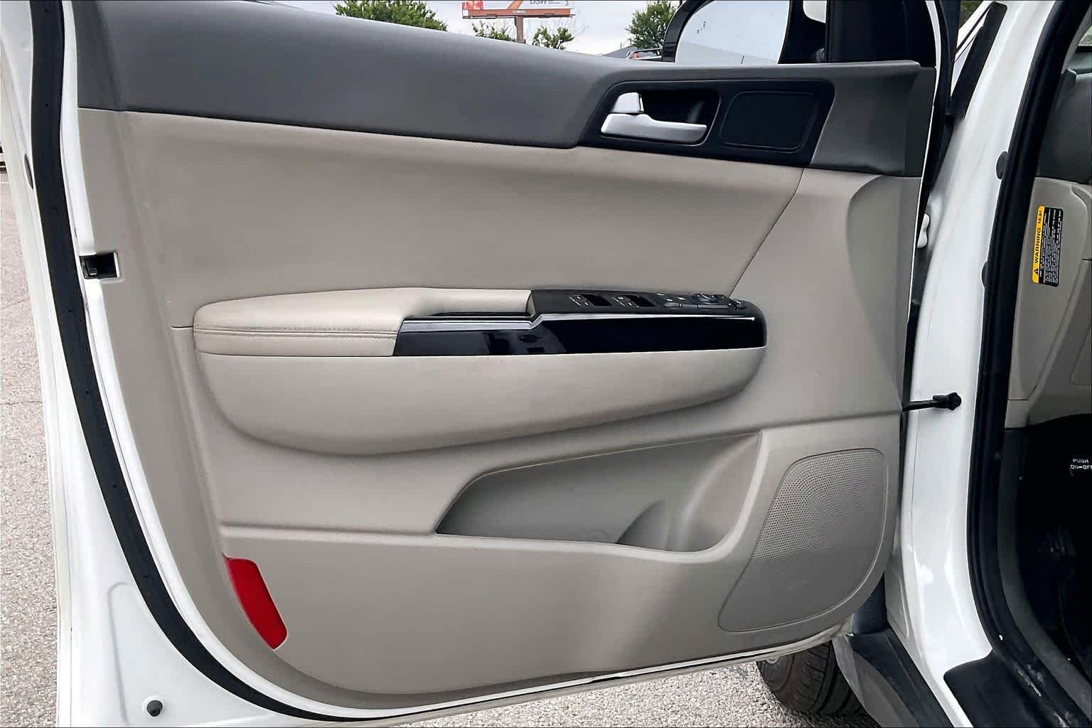 Used 2018 Snow White Pearl Kia EX image 21