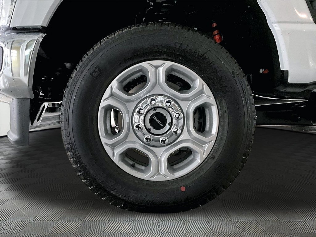New 2026 Oxford White Ford XLT image 8