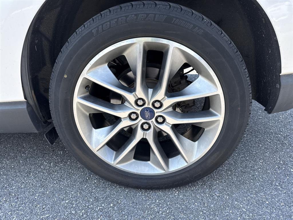 Used 2018 White Platinum Metallic Tri-Coat Ford Titanium image 10