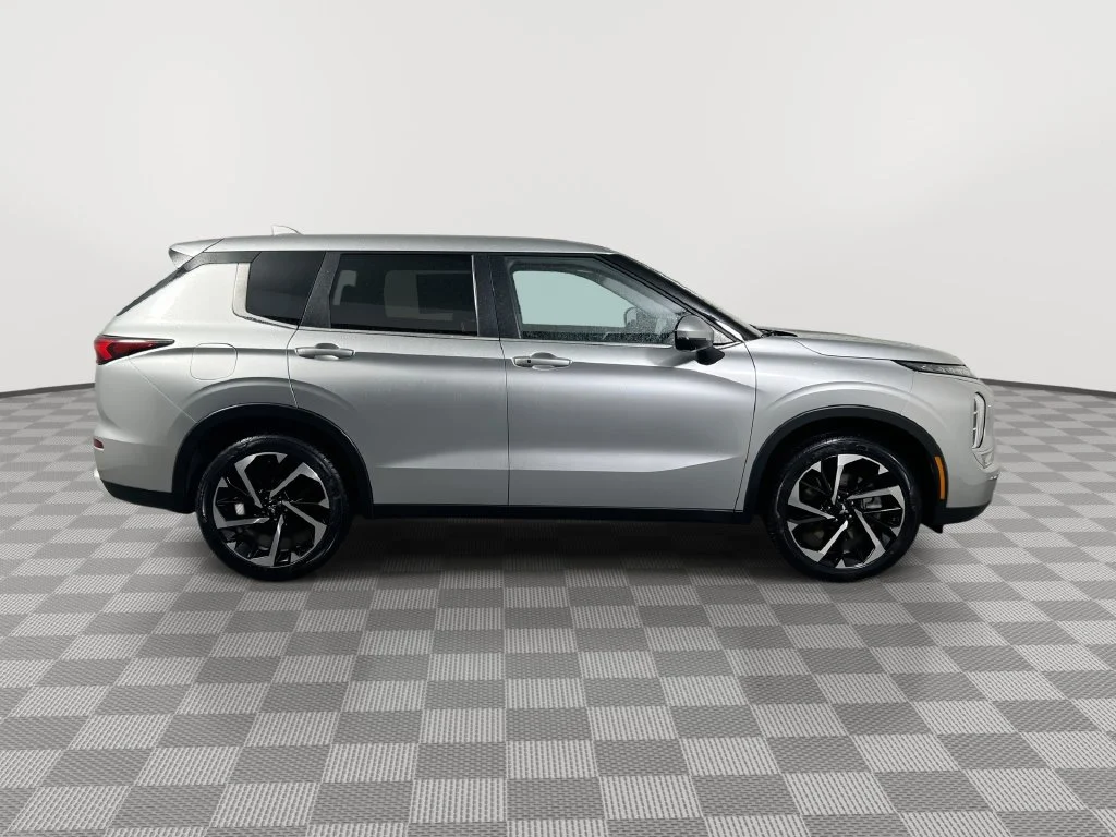 Used 2024 Black Mitsubishi SE image 9