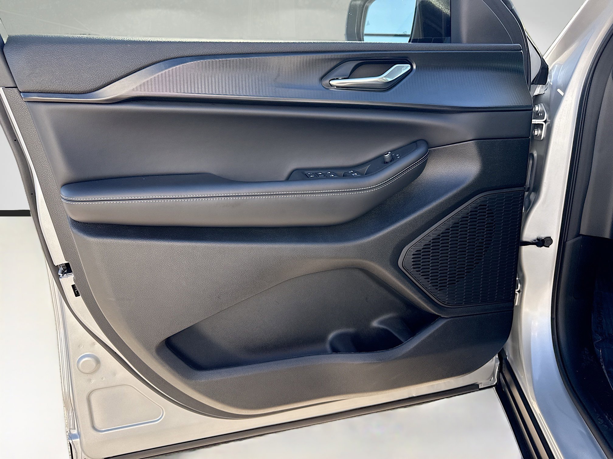 Used 2025 Silver Zynith Jeep Laredo X image 21