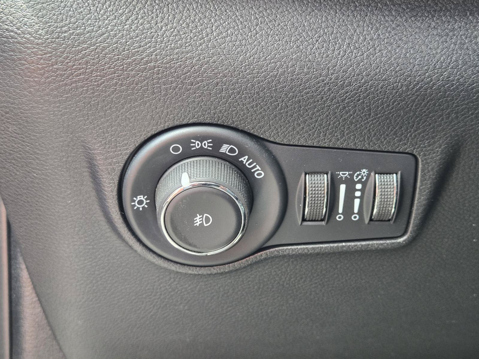 Used 2025 Diamond Black Crystal Pearlcoat Jeep Trailhawk image 21