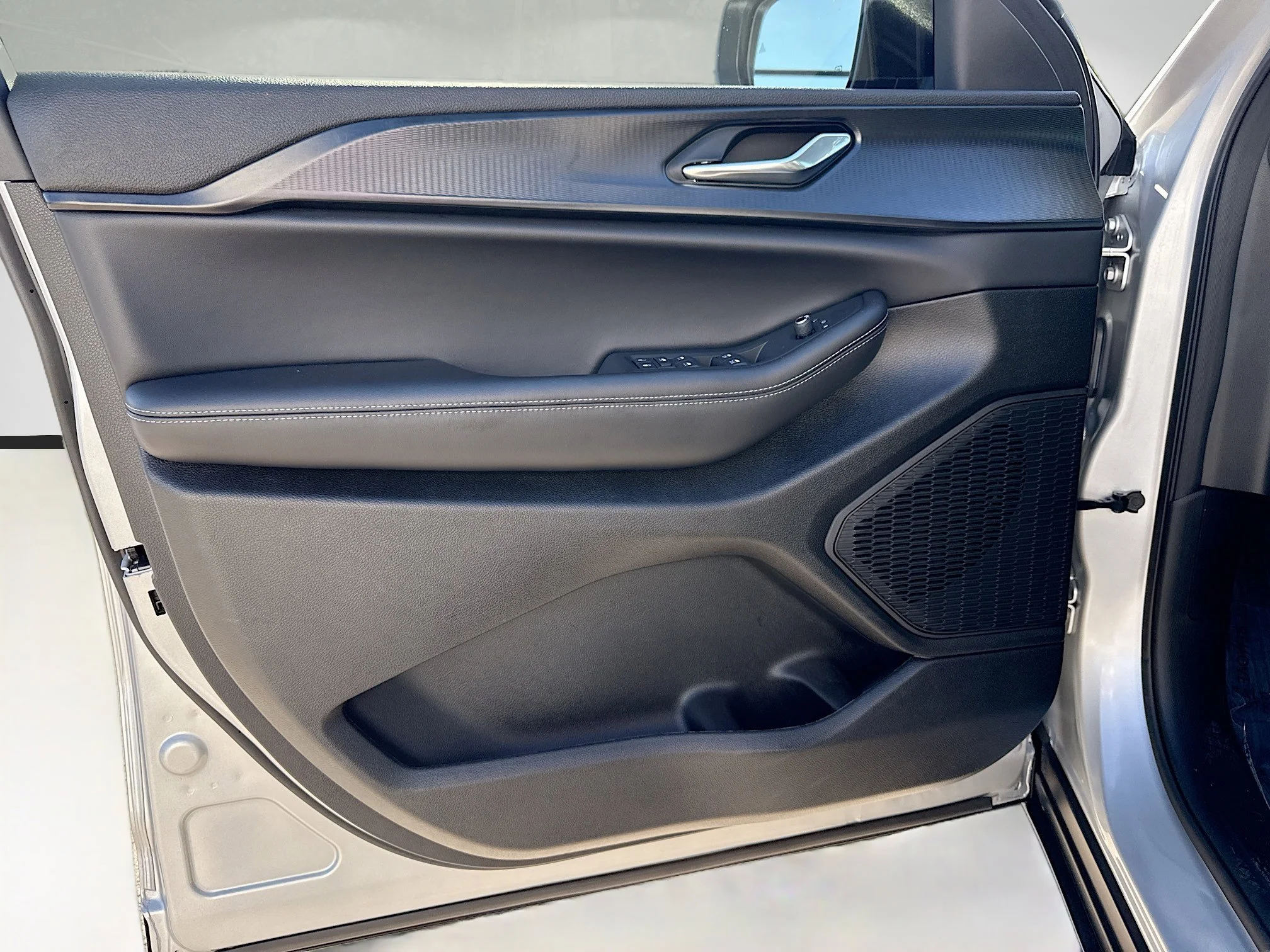 Used 2025 Silver Zynith Jeep Laredo X image 21