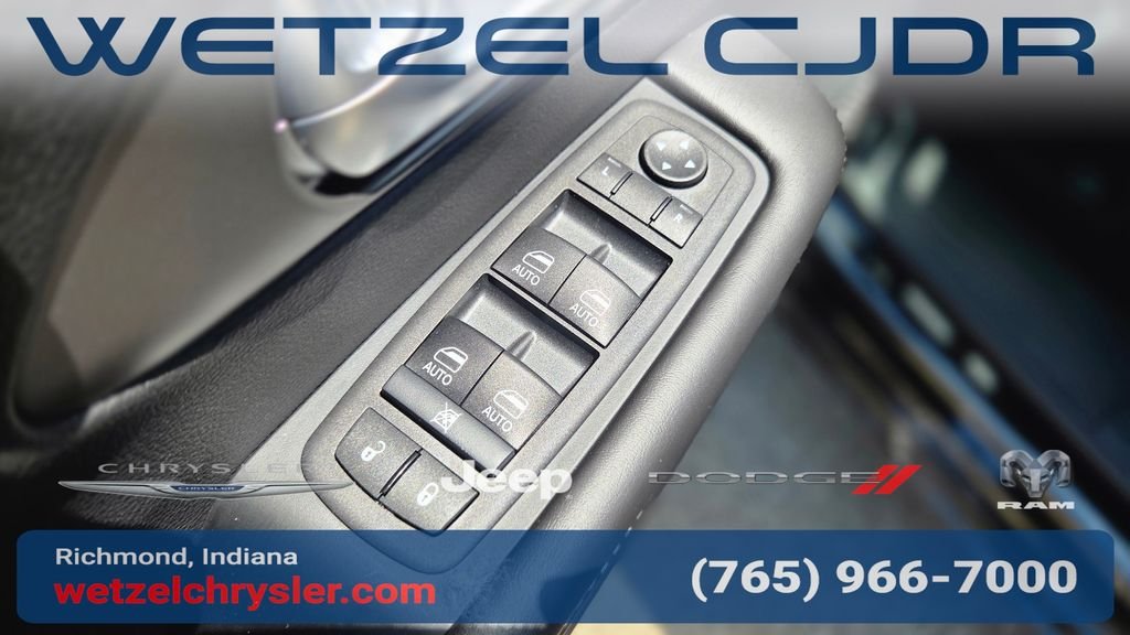 New 2027 Diamond Black Crystal Pearl-Coat Exterior Paint Chrysler Select image 13