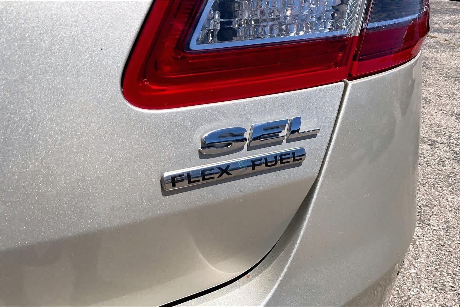 Used 2018 White Gold Metallic Ford SEL image 29