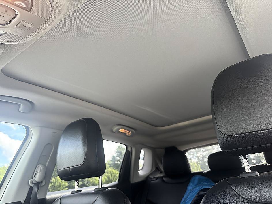 Used 2018 White Clearcoat Jeep Limited image 26