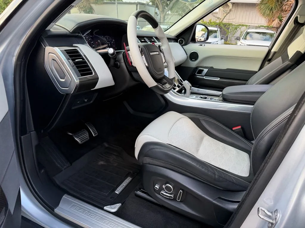 Used 2019  Land Rover SVR image 11