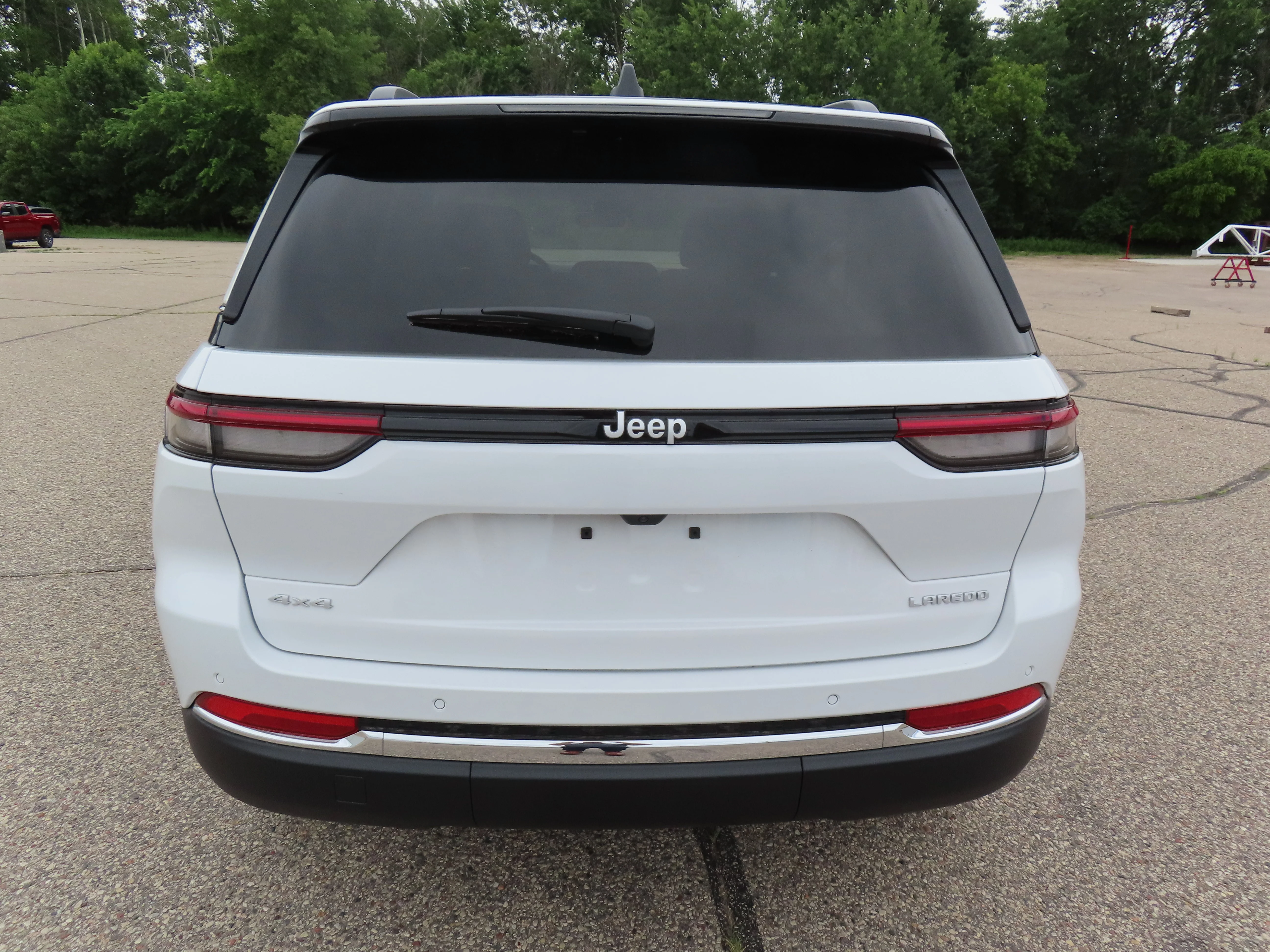 New 2026 Bright White Clear-Coat Exterior Paint Jeep Laredo X image 5