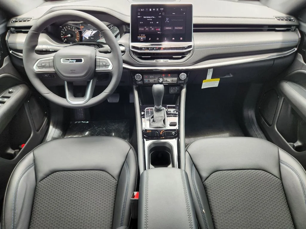 New 2026 Bright White Clear-Coat Exterior Paint Jeep Latitude image 17