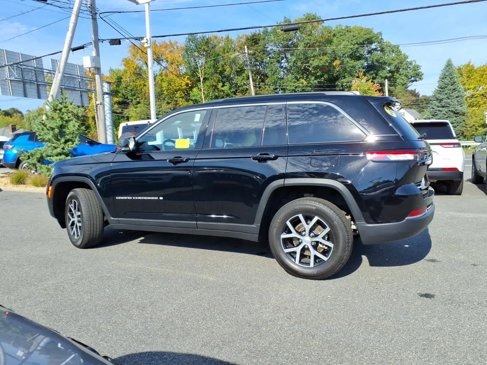 Certified Used 2024 Diamond Black Crystal Pearlcoat Jeep Limited image 12