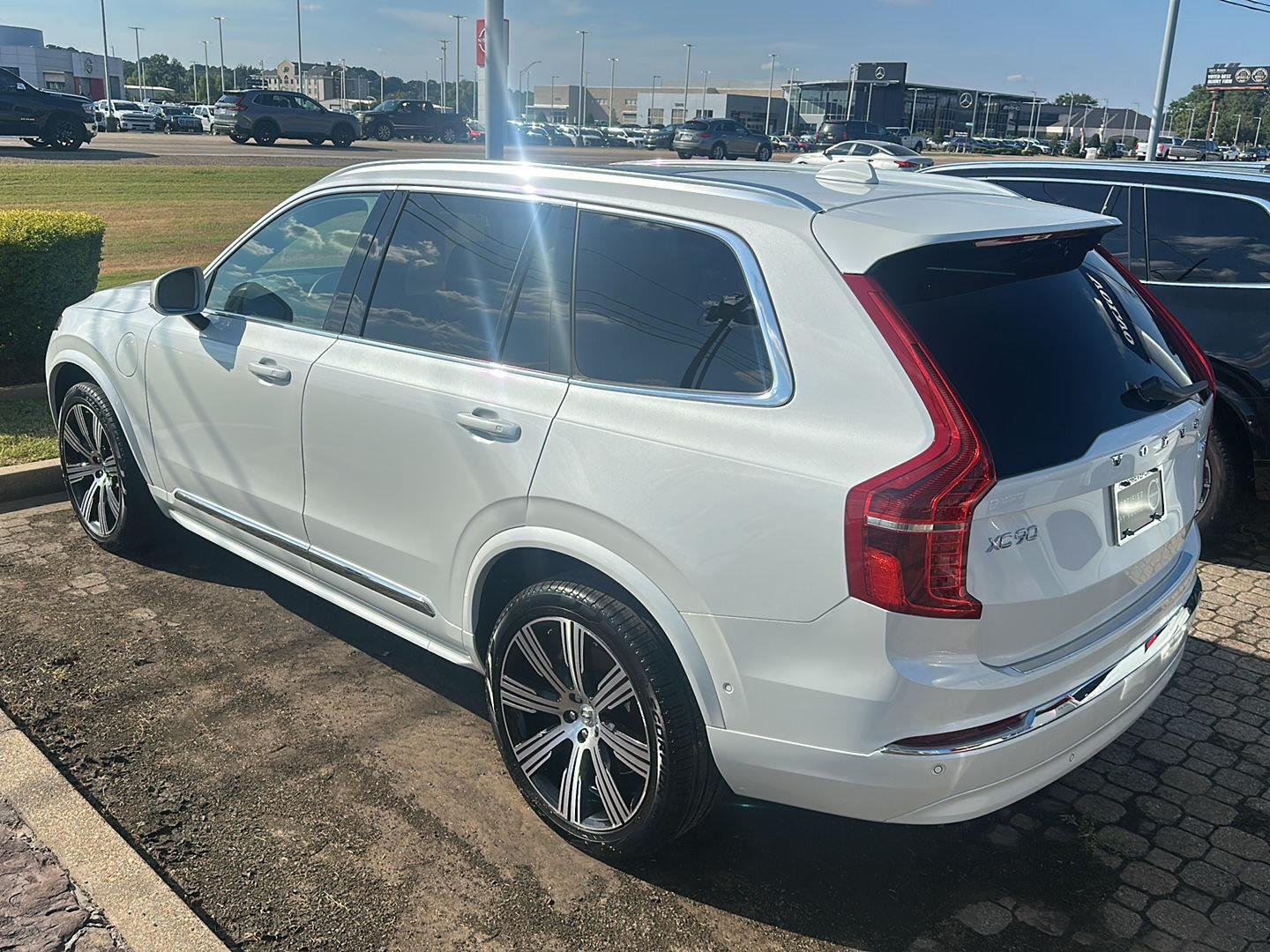 Used 2025 Crystal White Metallic Volvo Ultra image 12