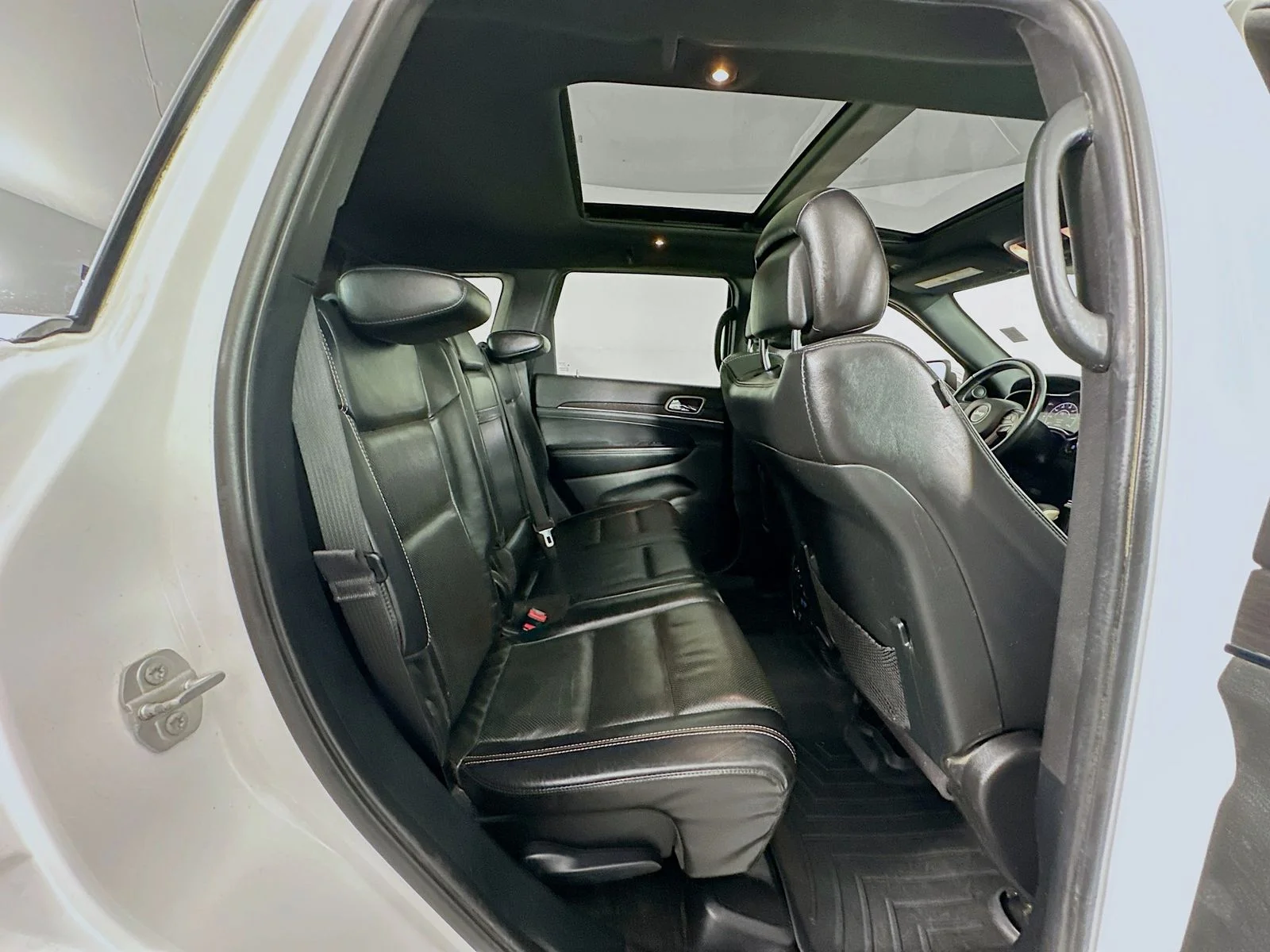Used 2017 Bright White Clearcoat Jeep Limited image 28