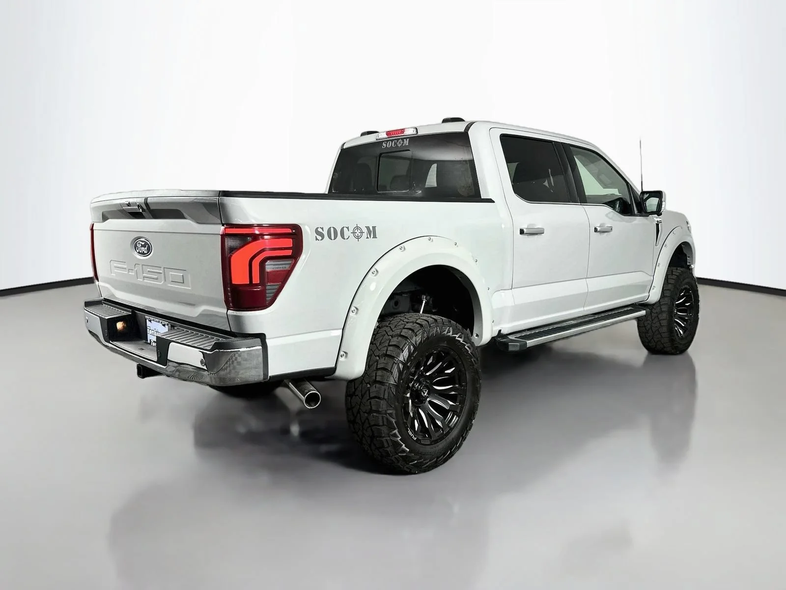 Used 2024 White Ford LARIAT image 8