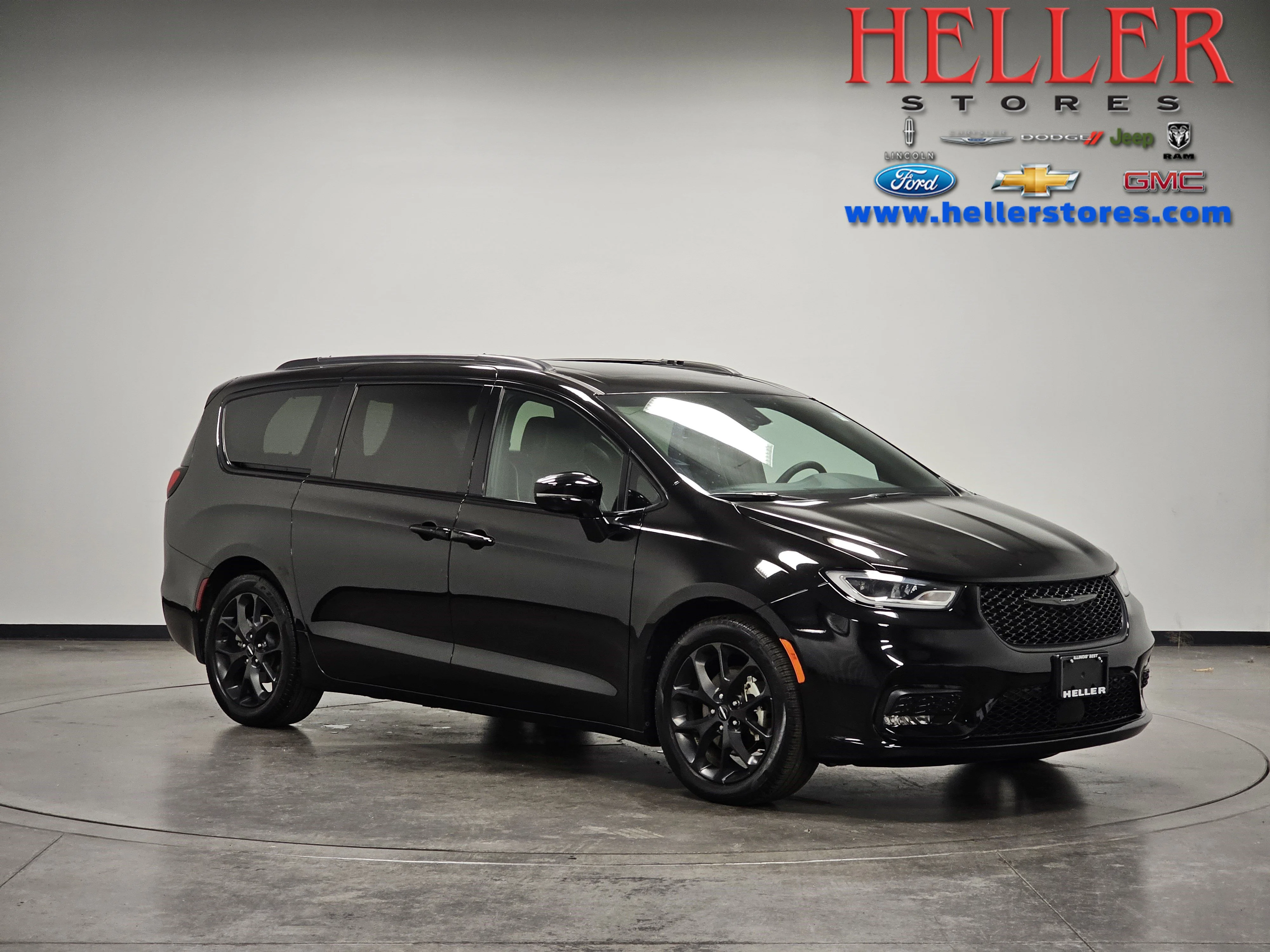 2025 Chrysler Pacifica Limited's photo