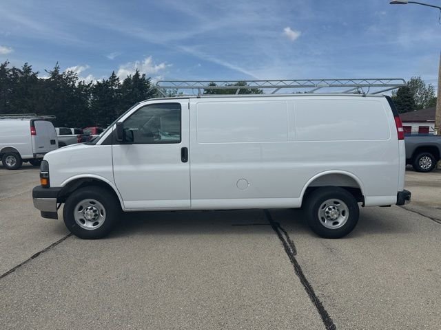 New 2026 Summit White Chevrolet WT image 3