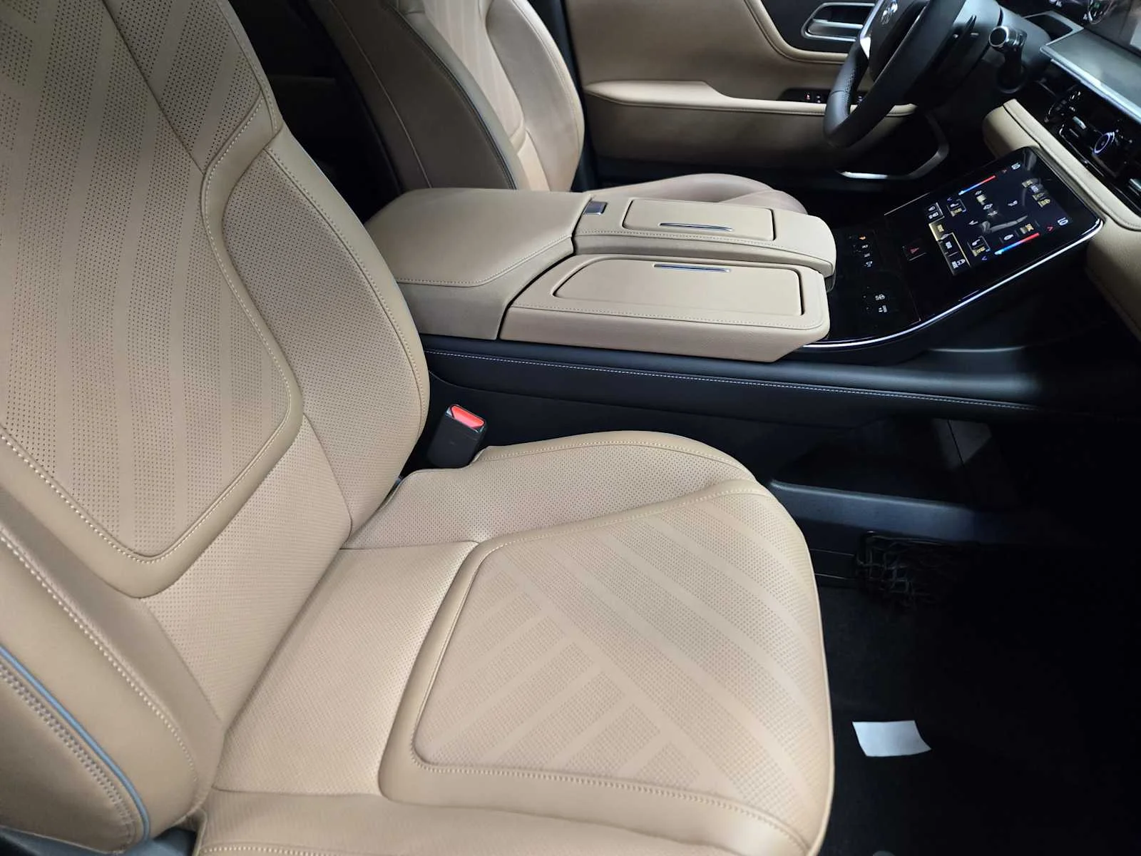 New 2026 RADIANT WHITE INFINITI Luxe 2WD image 9