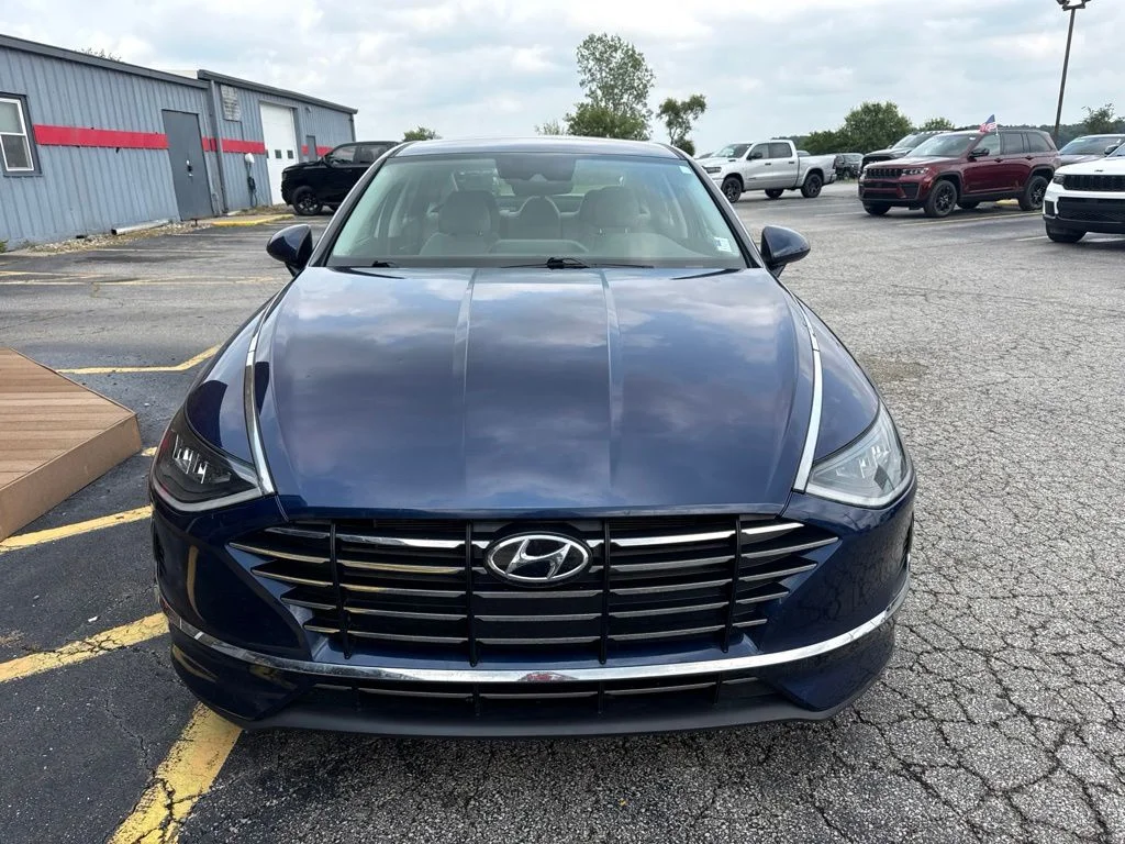 Used 2020 Blue Hyundai SE image 2