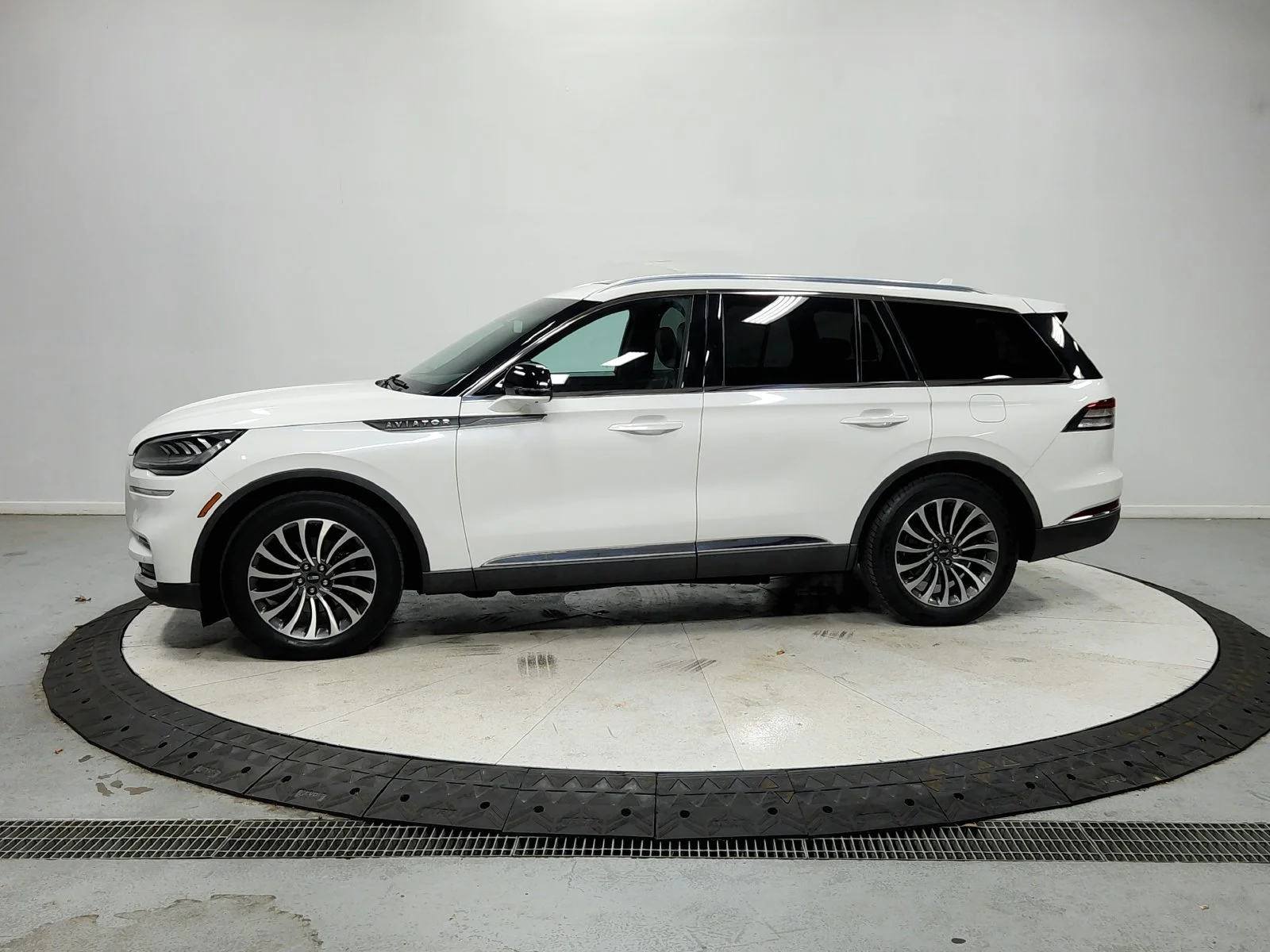 Used 2022 White Lincoln Reserve image 5