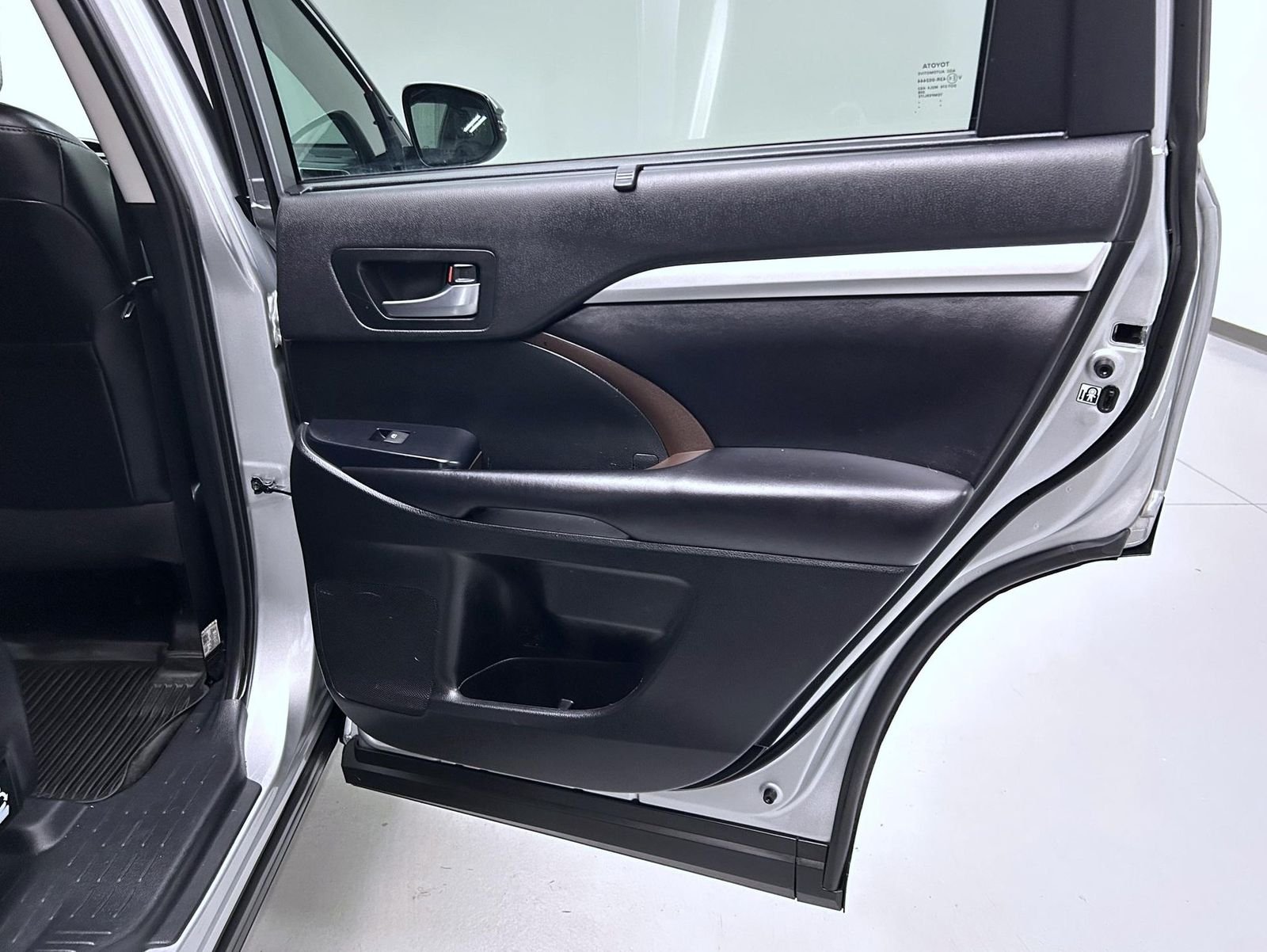 Used 2019 Silver Toyota XLE image 17