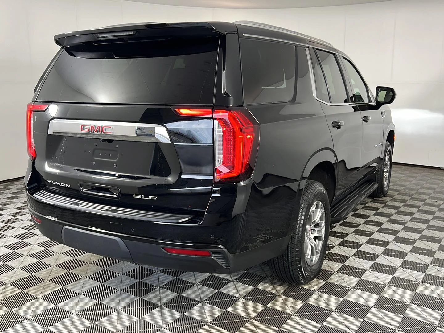 Used 2023 Onyx Black GMC SLE image 17