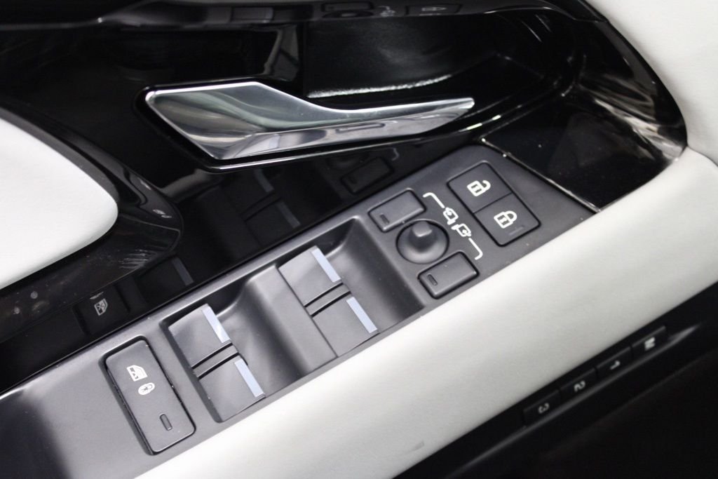 Used 2026 Gray Land Rover S image 4