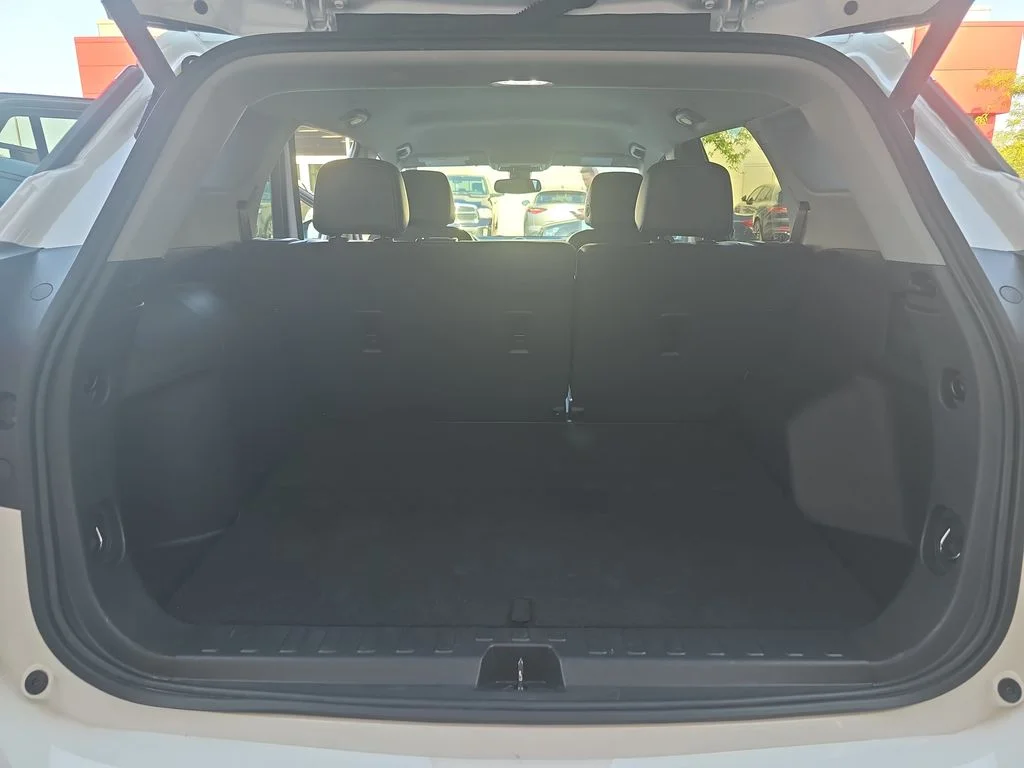 Used 2024 White GMC SLT image 12