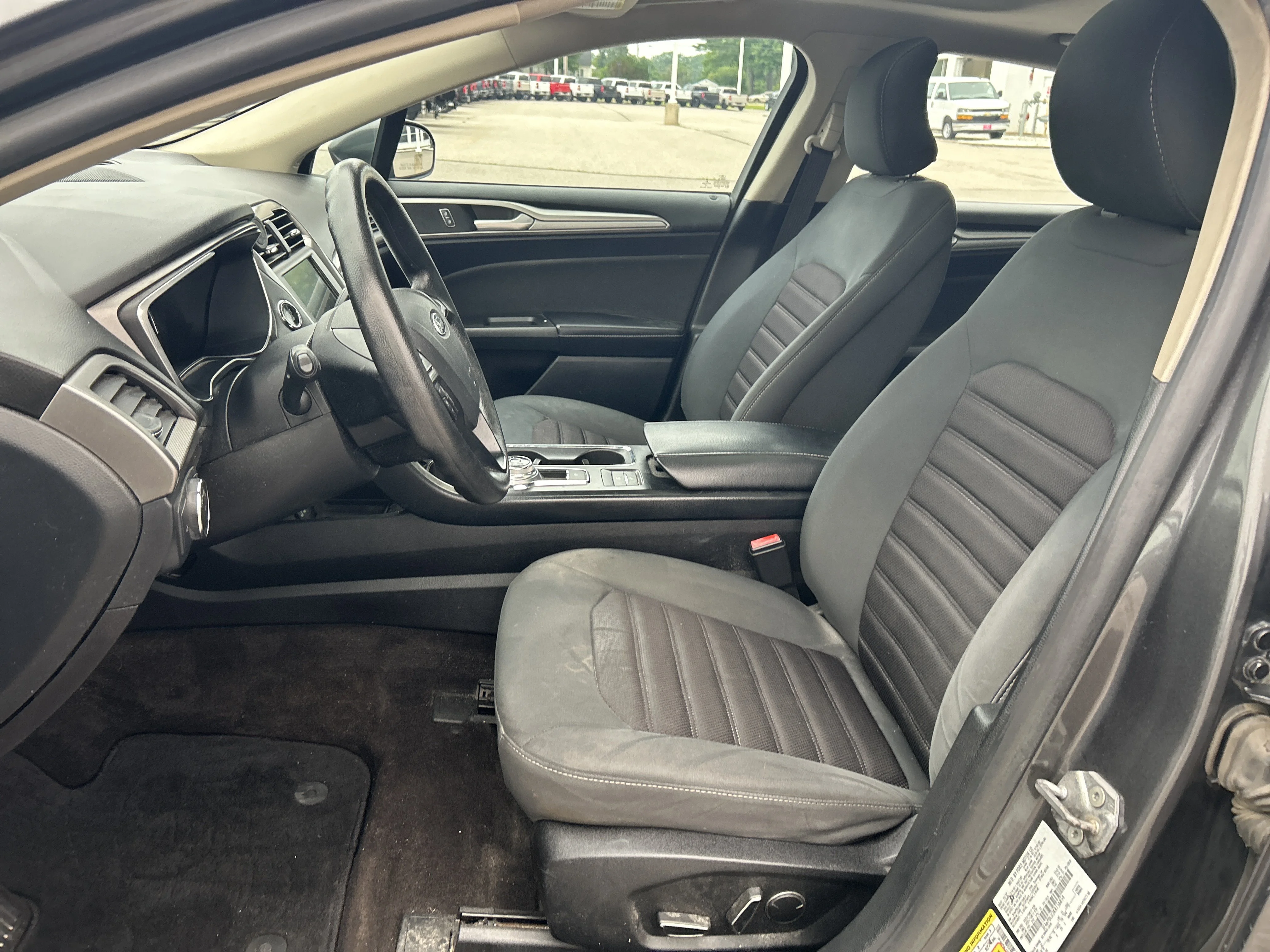 Used 2019  Ford SE image 9