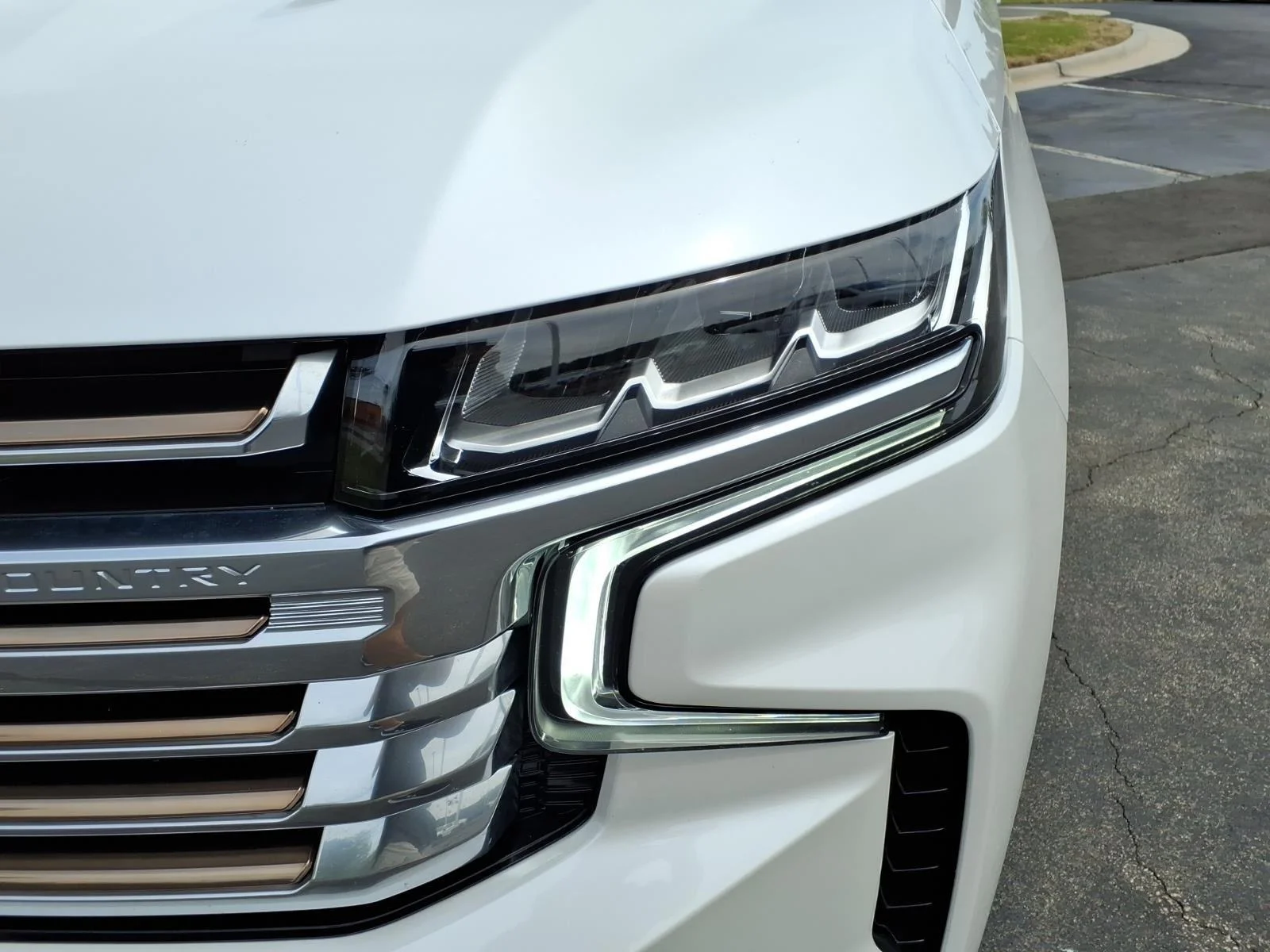 Used 2024 Iridescent Pearl Tricoat Chevrolet High Country image 17