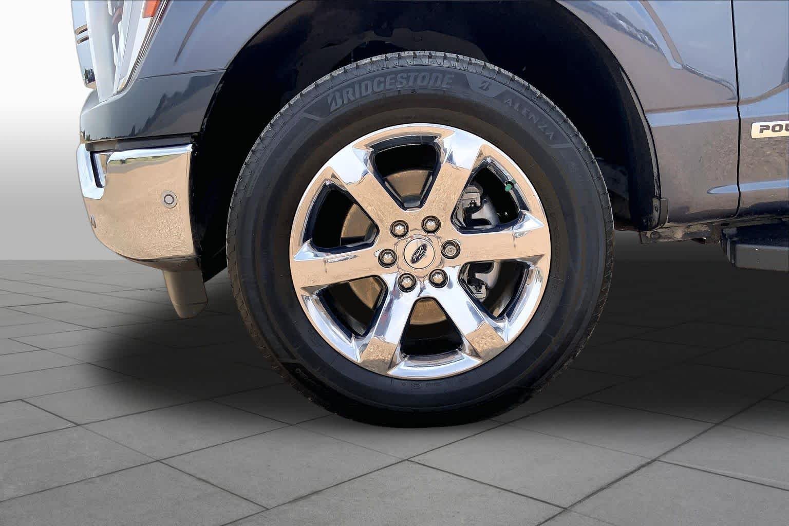Used 2021 Smoked Quartz Metallic Tinted Clearcoat Ford LARIAT image 11