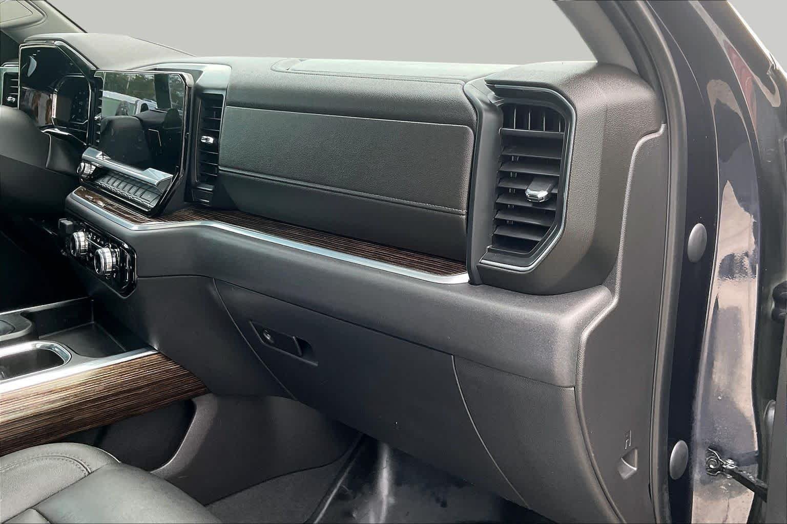 Used 2022 Titanium Rush Metallic GMC Elevation image 17