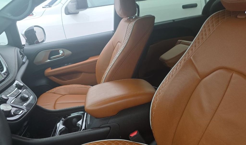 Used 2025 Red Chrysler Pinnacle image 7