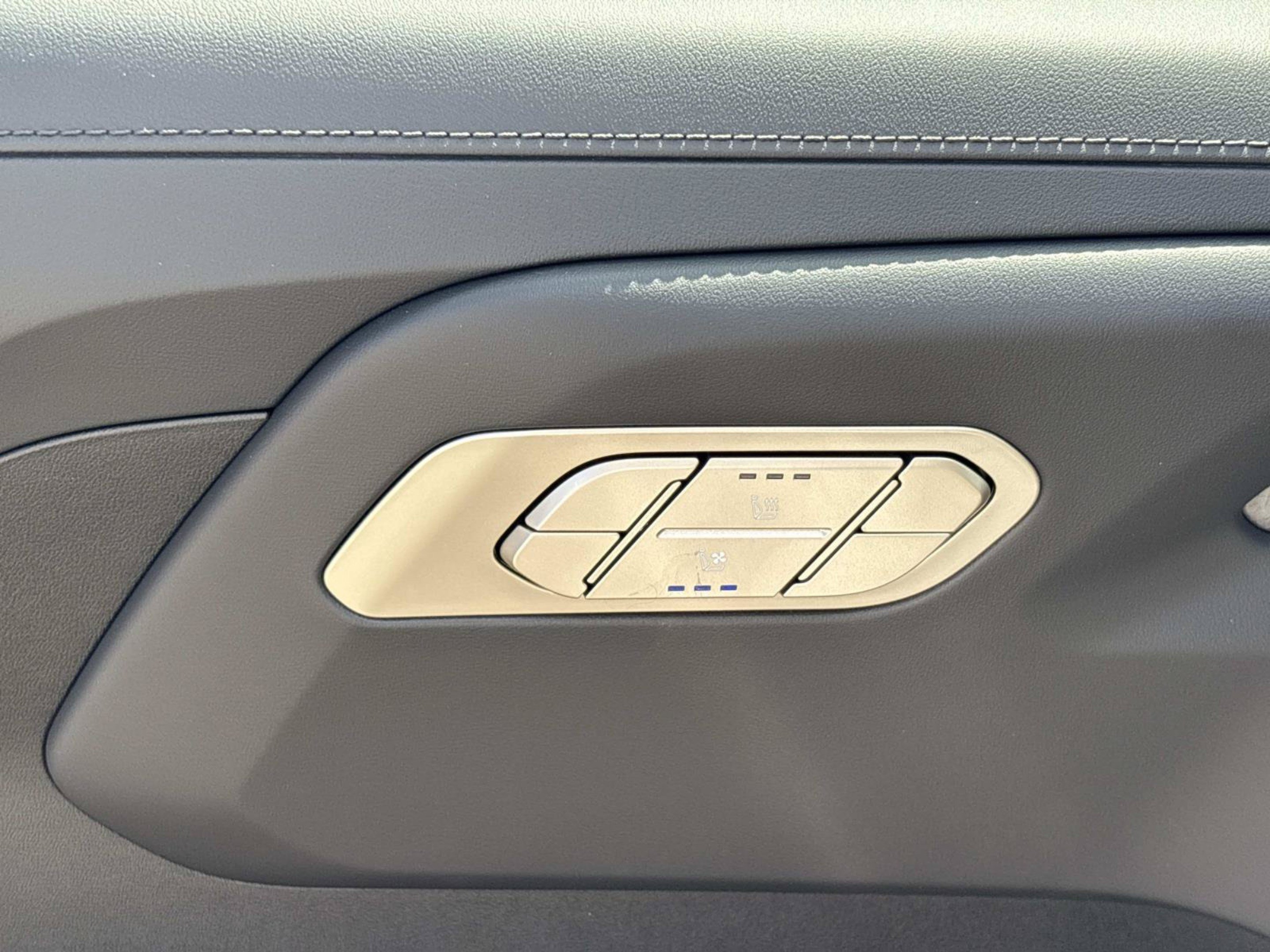 New 2027 Glacial White Pearl Kia EX image 18