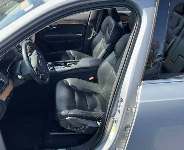 2023 Volvo XC90 B6 Core 4WD's photo