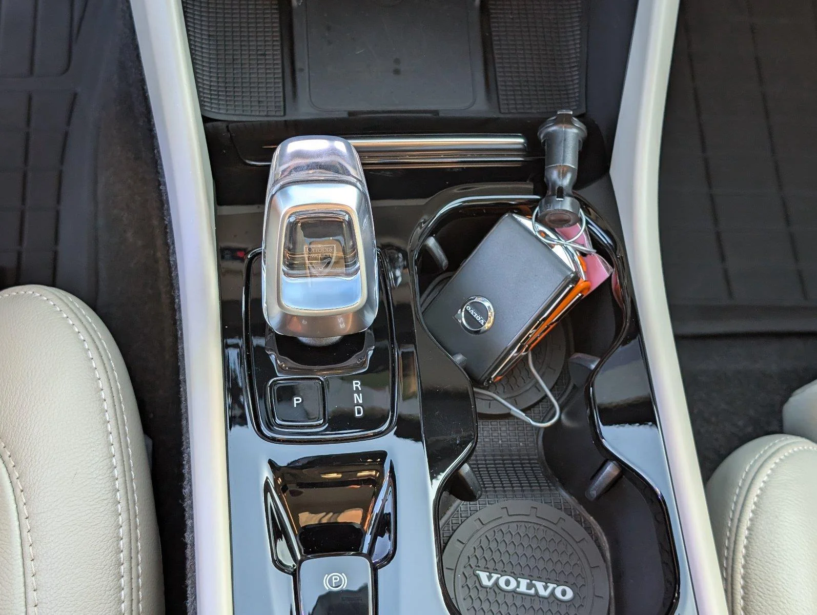 Used 2024 Vapor Grey Metallic Volvo Plus Bright Theme image 24
