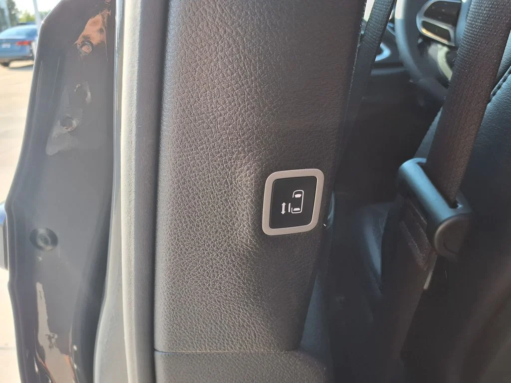 Used 2025 White Chrysler Select image 18