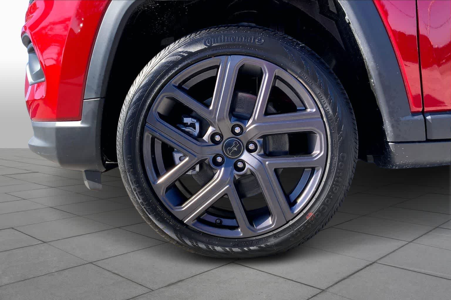New 2026 Red Hot Pearl-Coat Exterior Paint Jeep Latitude image 8
