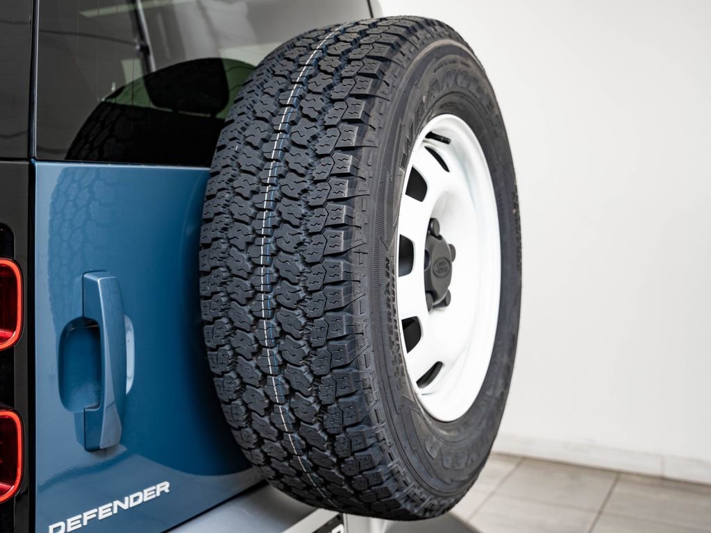 Used 2023 Tasman Blue Metallic Land Rover S image 48
