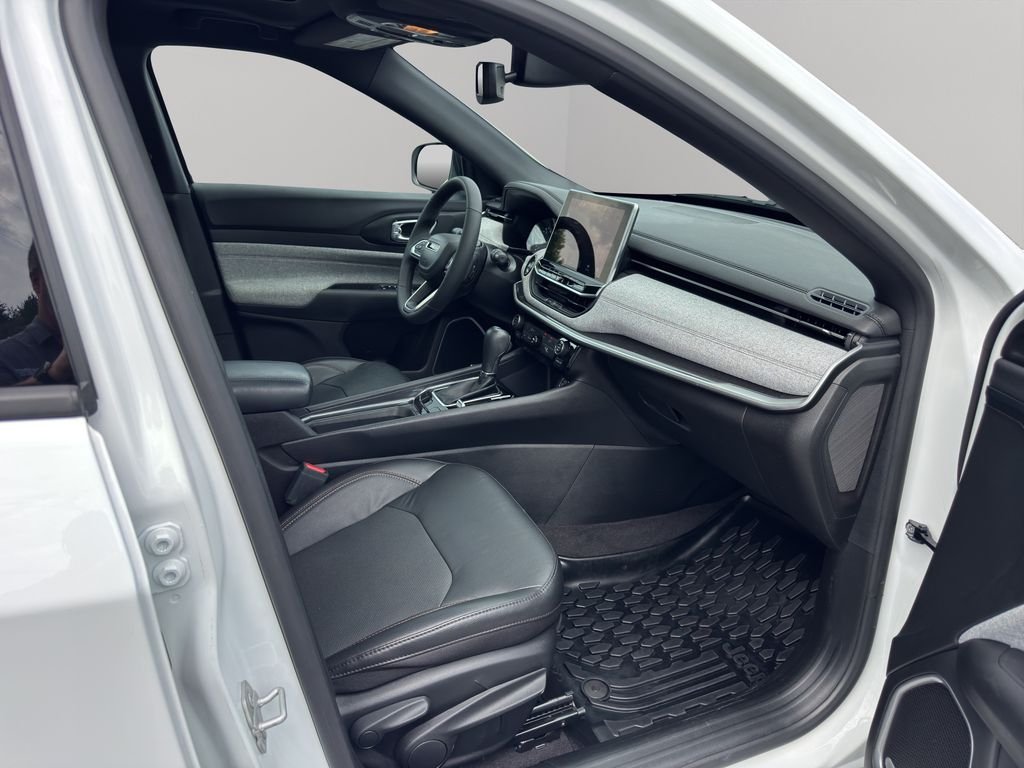 Used 2023 Bright White Clearcoat Jeep Latitude Lux image 17